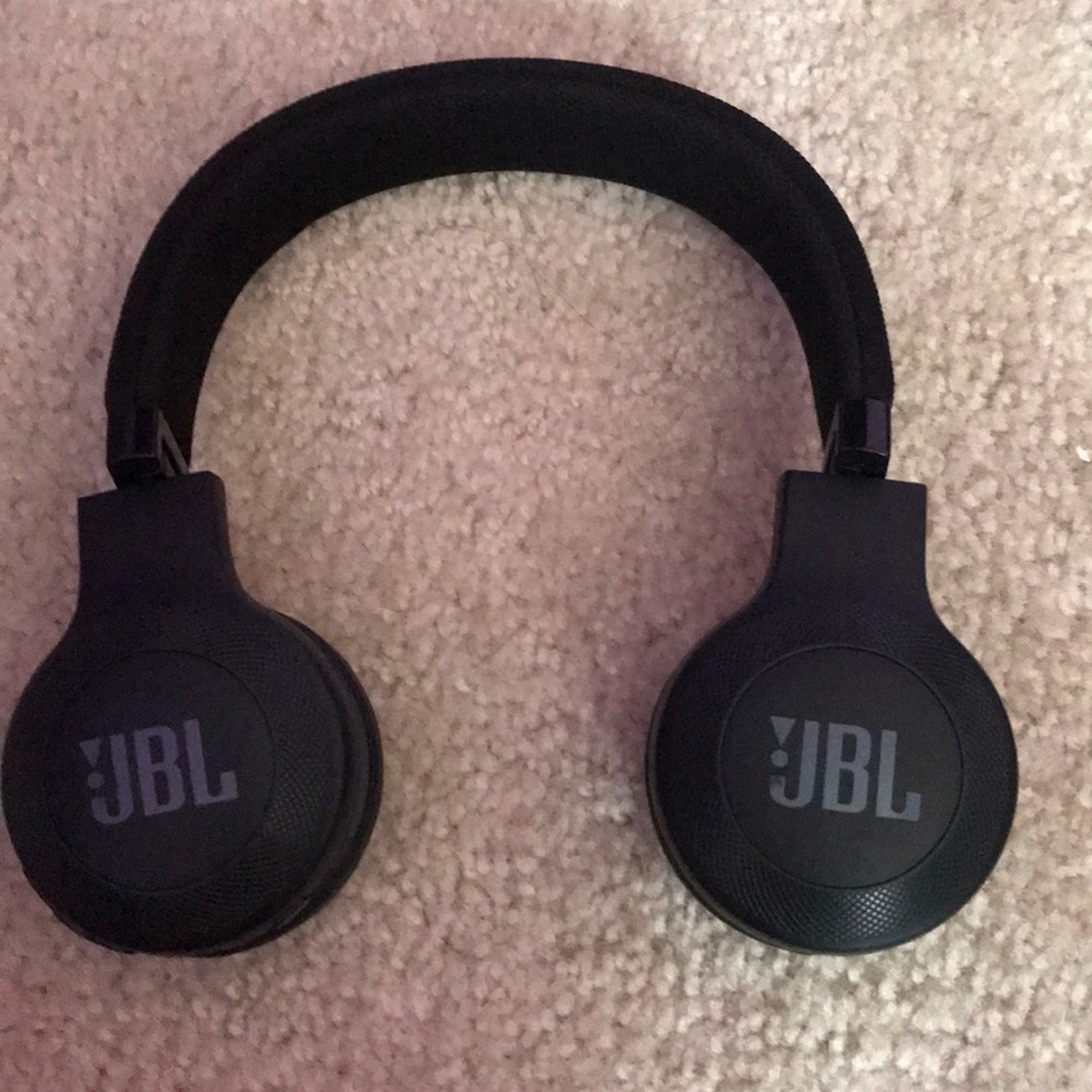 JBL headphones Bluetooth/has wire too